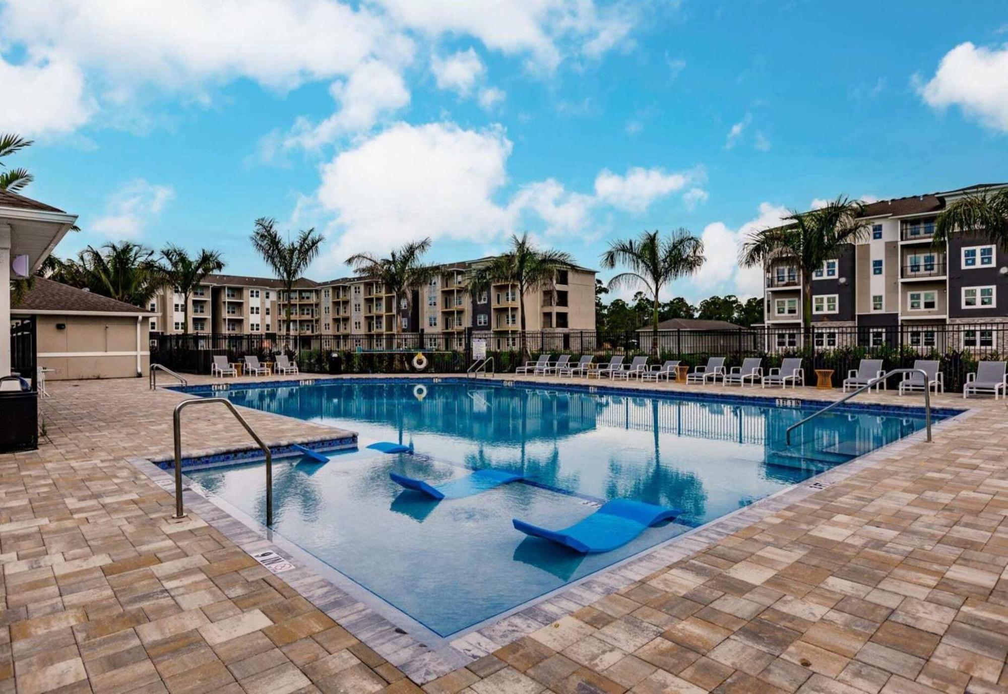 The Vantage Apartments By Barsala Cape Coral Eksteriør billede